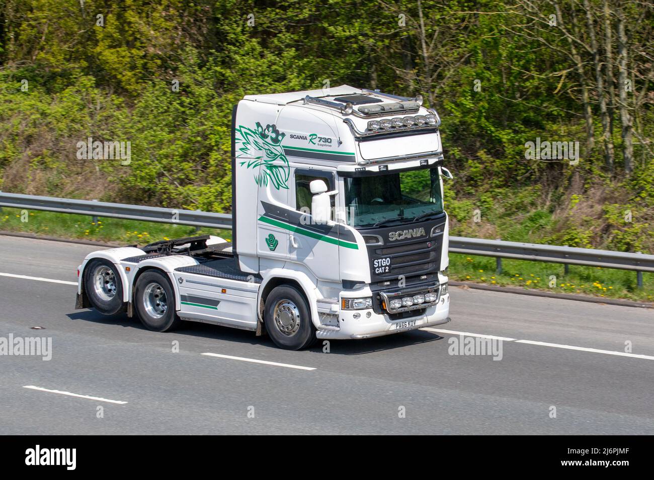 Weißer Scania Traktor Unit R730, 6x2 Topline Streamline, Hubachse Fahren auf der M61 Autobahn UK; Fahren auf der M61 Autobahn, Manchester, UK Stockfoto