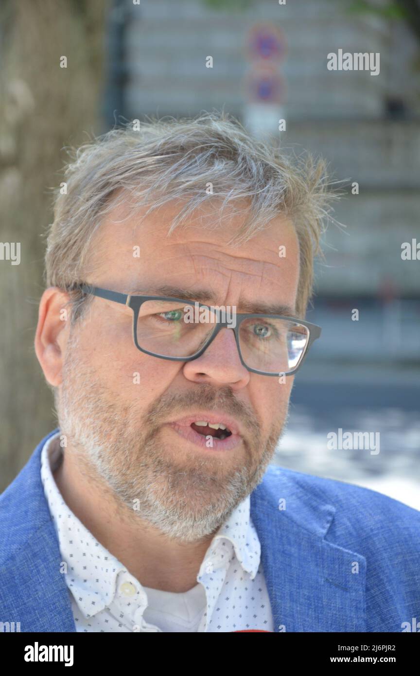 Welttag der Pressefreiheit - Journalist Steffen Grimberg (DJV) vor der russischen Botschaft in Berlin, Deutschland - 3. Mai 2022. Stockfoto