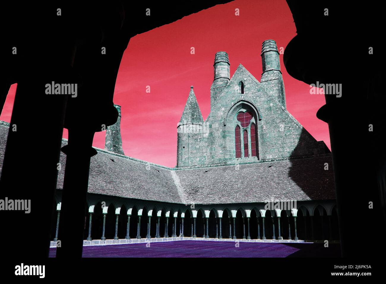 Fast unwirklich. Ein mittelalterlicher Kreuzgang Stockfoto