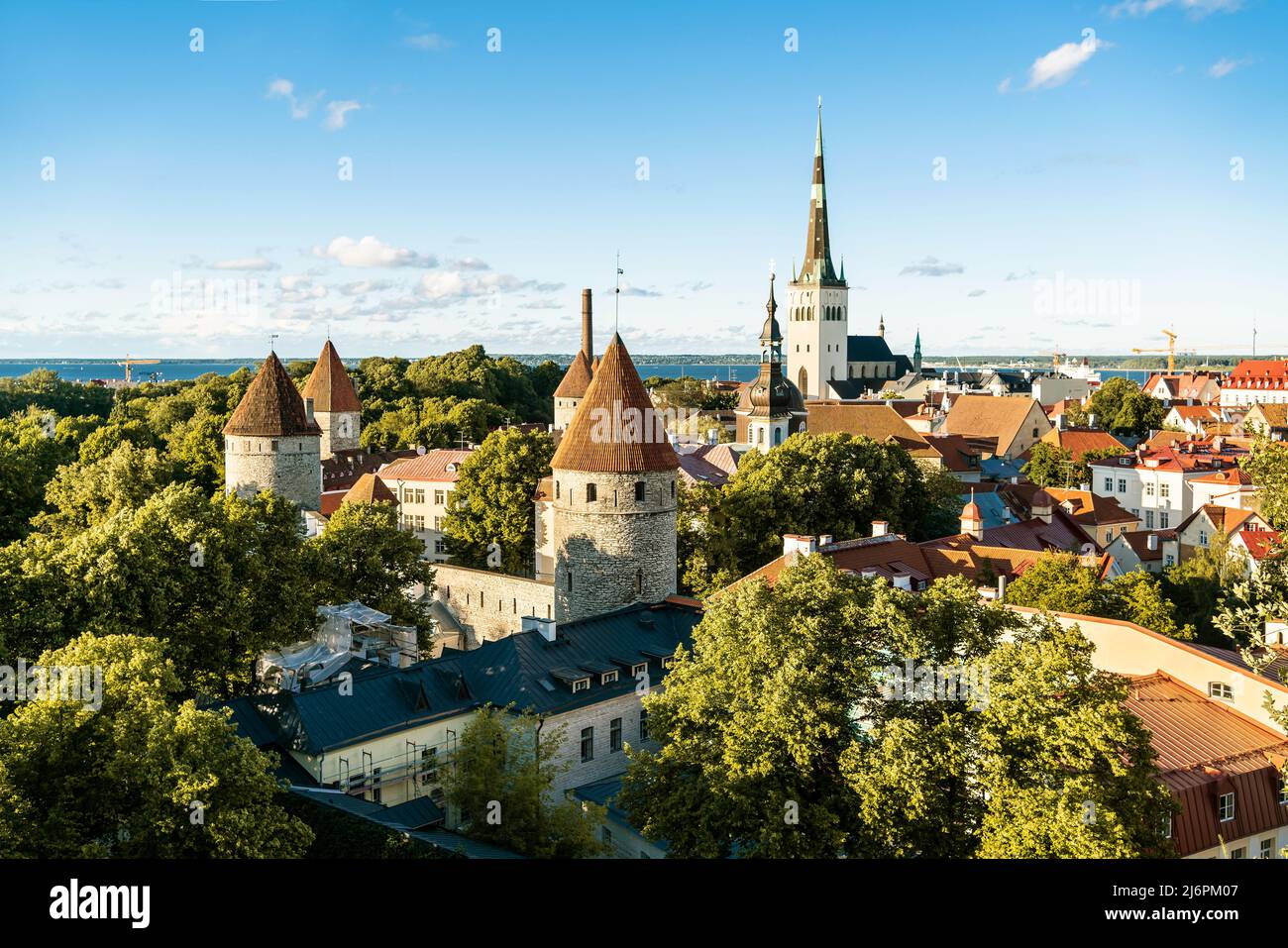 Tallinn, Estland. Altstadt und Stadt im Sommer. Skyline der baltischen und nordischen Hauptstadt in Europa. Historisches Schloss und Kirche. Gebäude in der Innenstadt. Stockfoto