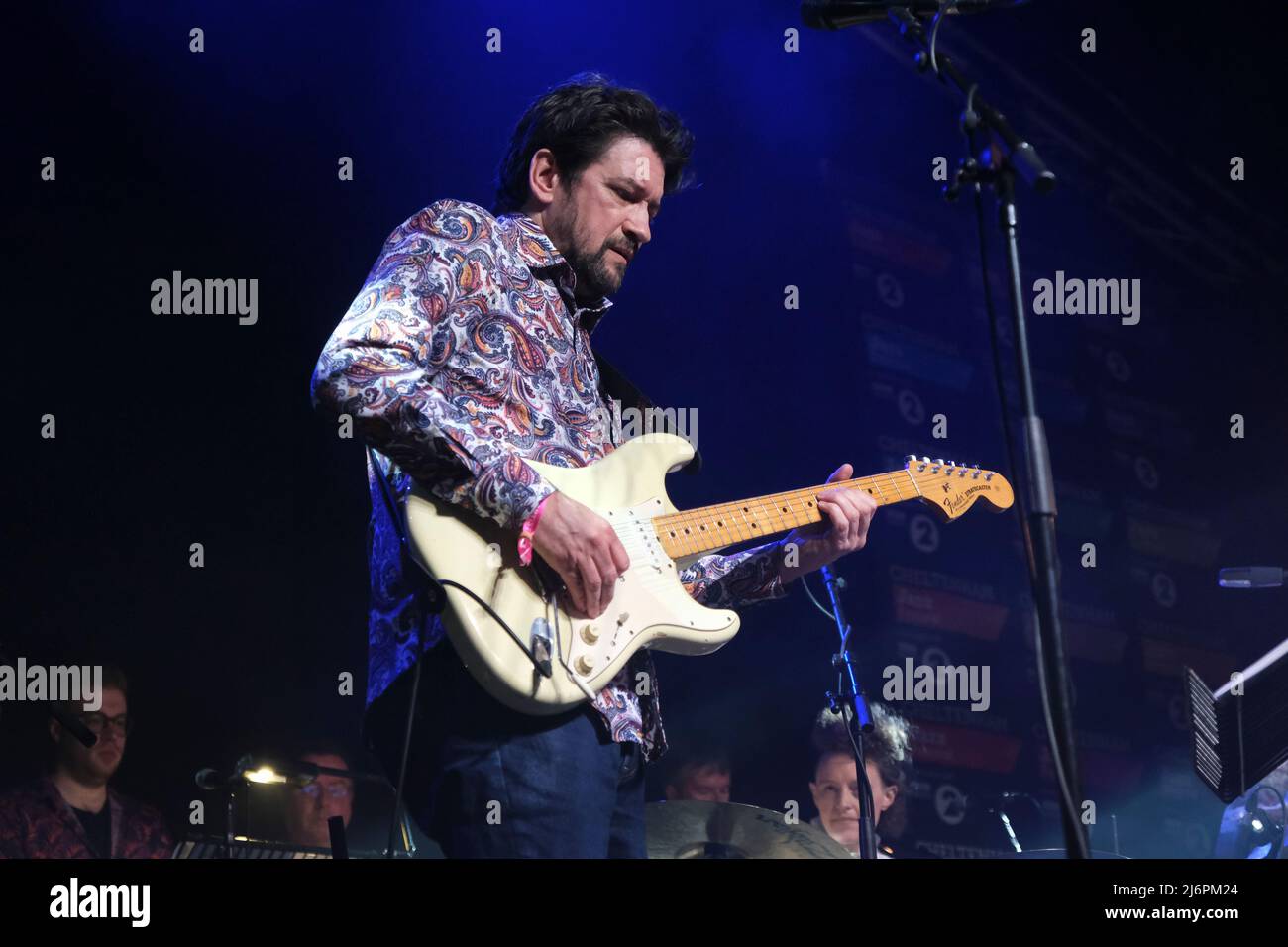 Gitarrist Denny Ilett tritt mit der Electric Ladyland Big Band in der Jazz Arena, Cheltenham Jazz Festival, Großbritannien, auf. 1.Mai 2022 Stockfoto