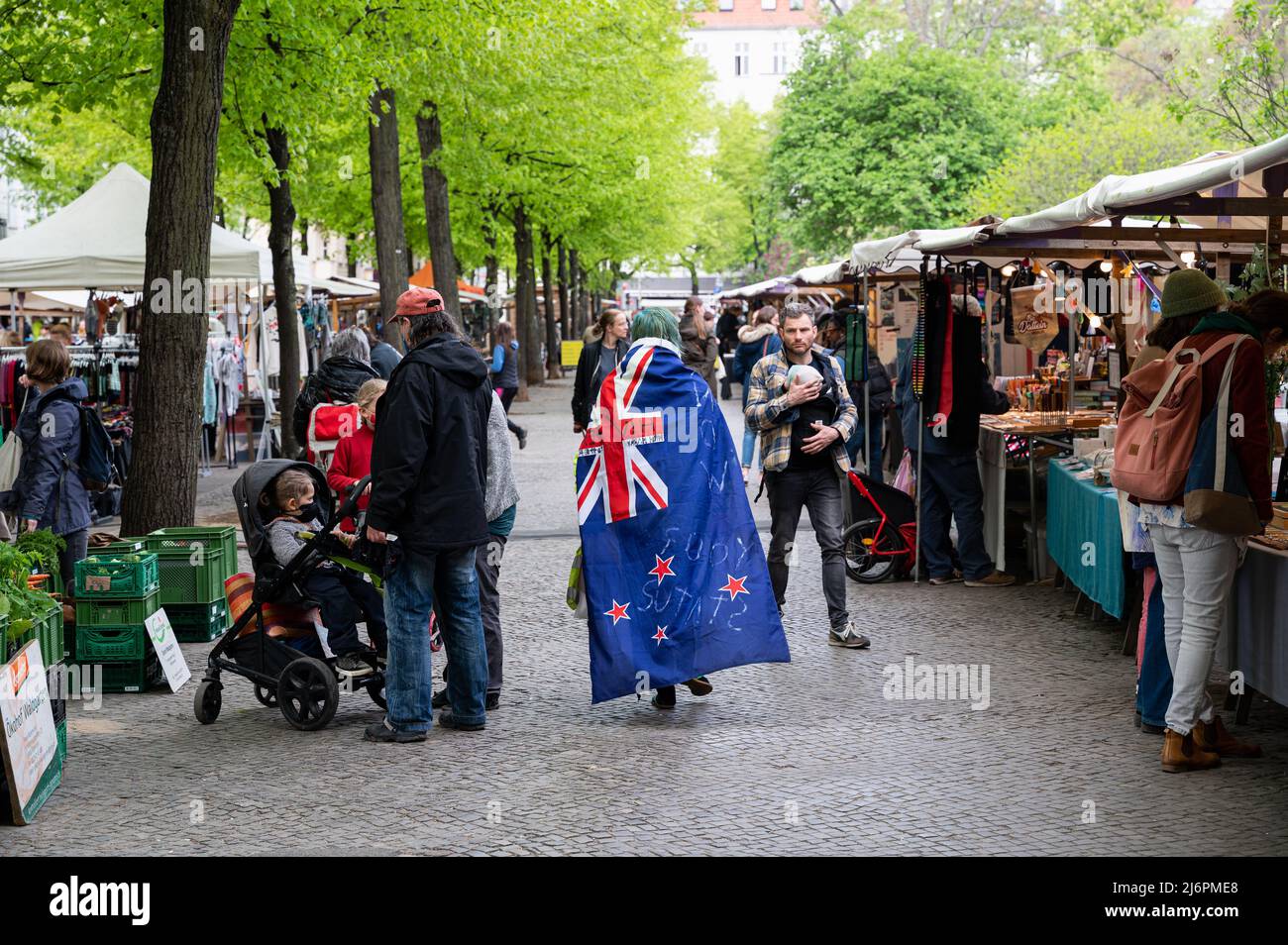 30.04.2022, Berlin, Deutschland, Europa - auf dem Bauernmarkt am Boxhagener Platz in der Ortschaft Friedrichshain kaufen die Menschen an einem Frühlingstag ein. Stockfoto