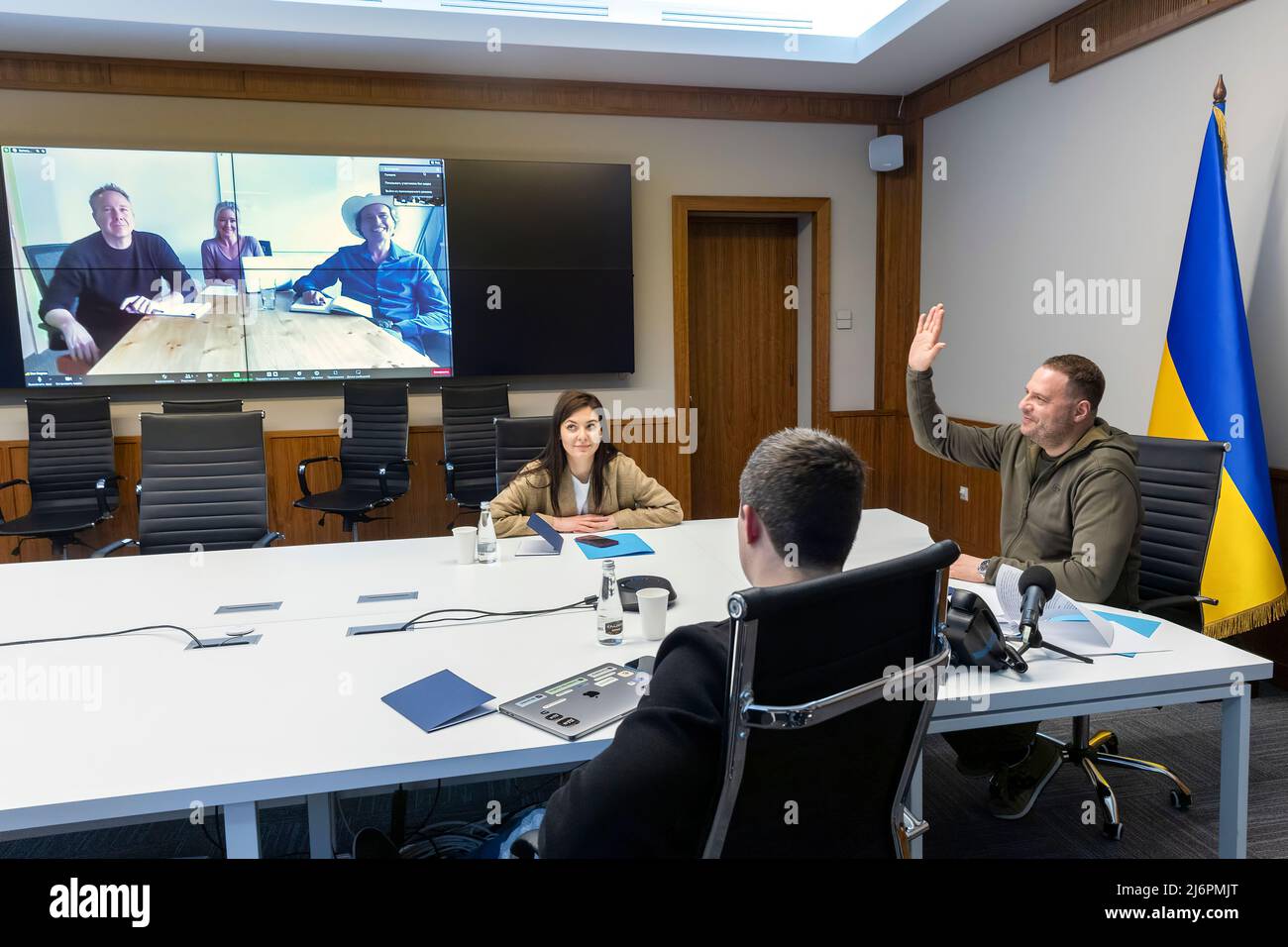 Der Leiter des Büros des Präsidenten der Ukraine, Andriy Yermak, hielt eine Videokonferenz mit einem amerikanischen Geschäftsmann, einem Mitglied des Verwaltungsrats von Tesla und SpaceX Kimbal Musk ab. An dem Treffen nahm auch der stellvertretende Premierminister - Minister für digitale Transformation Mykhailo Fedorov Teil. Im Namen des ukrainischen Präsidenten Wolodymyr Zelenskyy und aller Ukrainer dankte Andriy Yermak Kimbal Musk und seinem Bruder, SpaceX-CEO Elon Musk, für die Unterstützung unseres Landes in den schwierigen Zeiten des Krieges. Stockfoto
