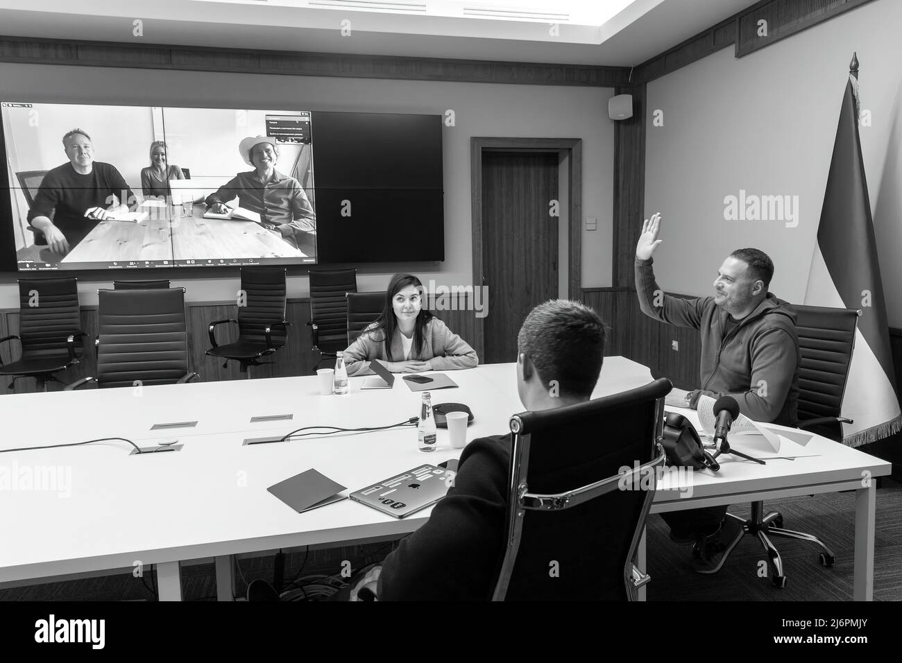 Der Leiter des Büros des Präsidenten der Ukraine, Andriy Yermak, hielt eine Videokonferenz mit einem amerikanischen Geschäftsmann, einem Mitglied des Verwaltungsrats von Tesla und SpaceX Kimbal Musk ab. An dem Treffen nahm auch der stellvertretende Premierminister - Minister für digitale Transformation Mykhailo Fedorov Teil. Im Namen des ukrainischen Präsidenten Wolodymyr Zelenskyy und aller Ukrainer dankte Andriy Yermak Kimbal Musk und seinem Bruder, SpaceX-CEO Elon Musk, für die Unterstützung unseres Landes in den schwierigen Zeiten des Krieges. Stockfoto
