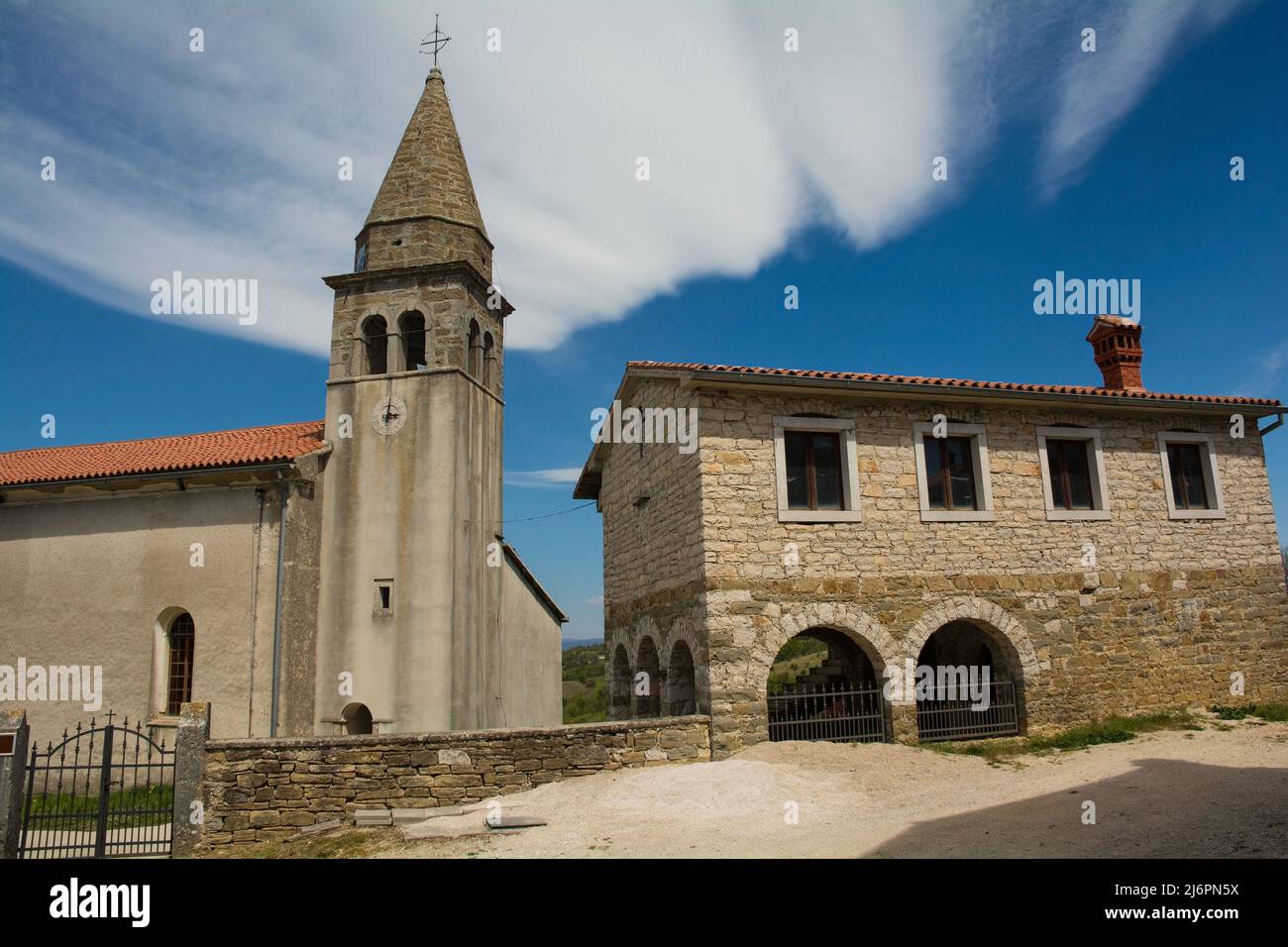 Markuskirche und ein weiteres Kirchengebäude im Dorf Kaskerga in Istrien, Kroatien. Bekannt als Crkva Sv Marko auf Kroatisch, stammt aus dem Jahr c17. Stockfoto