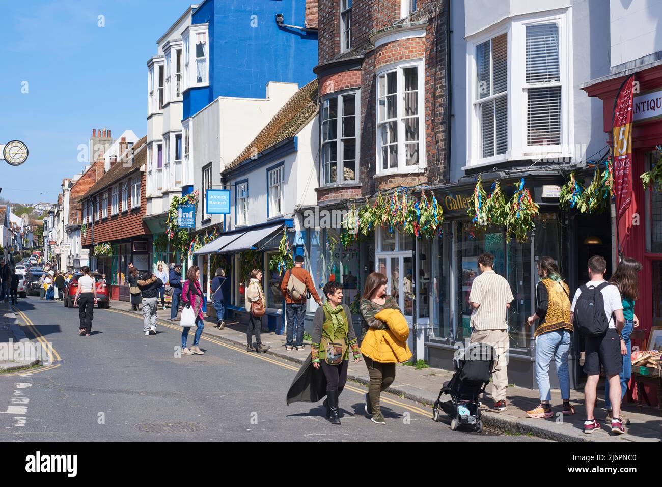 Hastings High Street, East Sussex, Großbritannien, mit Fußgängern während der Maifeiertage Stockfoto