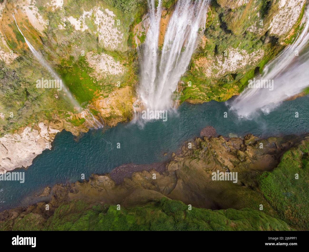 Luftaufnahme des wunderschönen, faszinierenden Tamul-Wasserfalls mit türkisfarbenem Wasser in San Luis Potosi, Mexiko Stockfoto