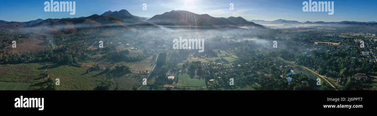 Luftaufnahme von Pai bei Sonnenaufgang mit Nebel in Mae Hong Son, Thailand. Hochwertige Fotos Stockfoto