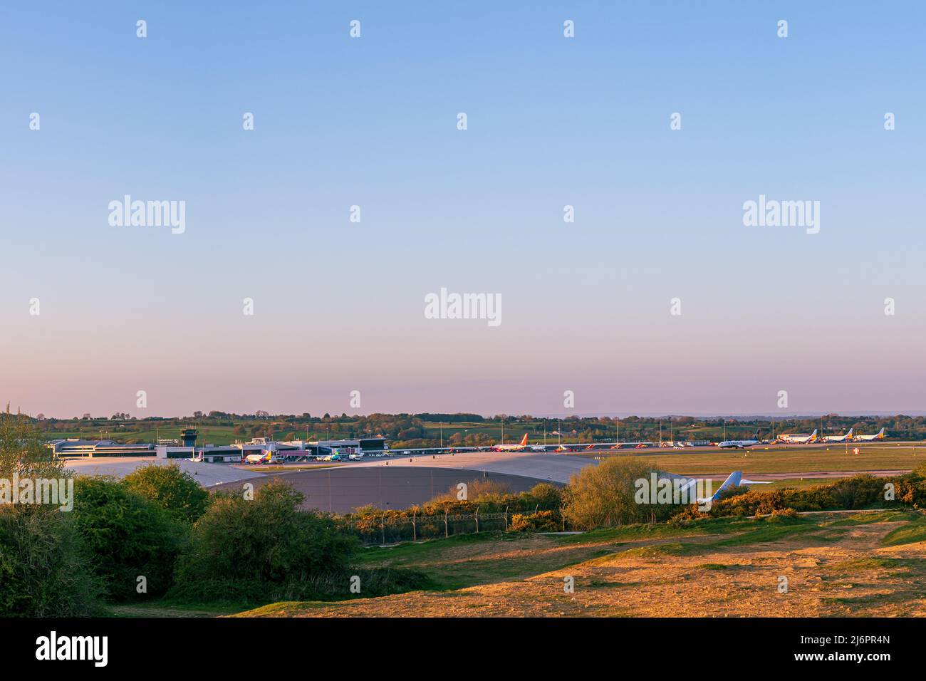 Leeds Bradford International Airport mit Jet2 und Ryanair-Flugzeugen, die von einem beliebten Ort aus gesehen werden. Stockfoto