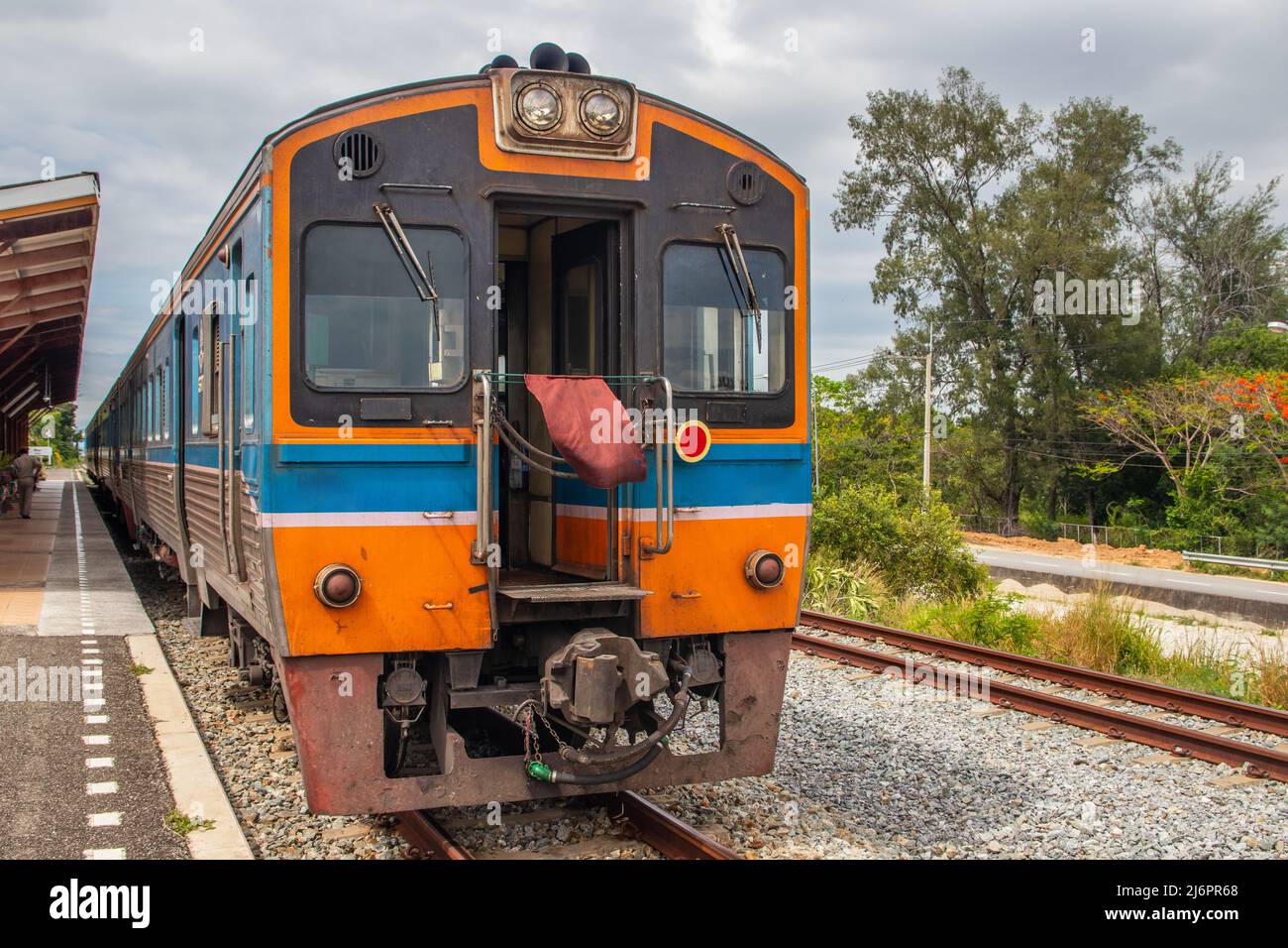 Ein Zug fährt in einen Bahnhof und wartet in Thailand auf Fahrgäste Stockfoto