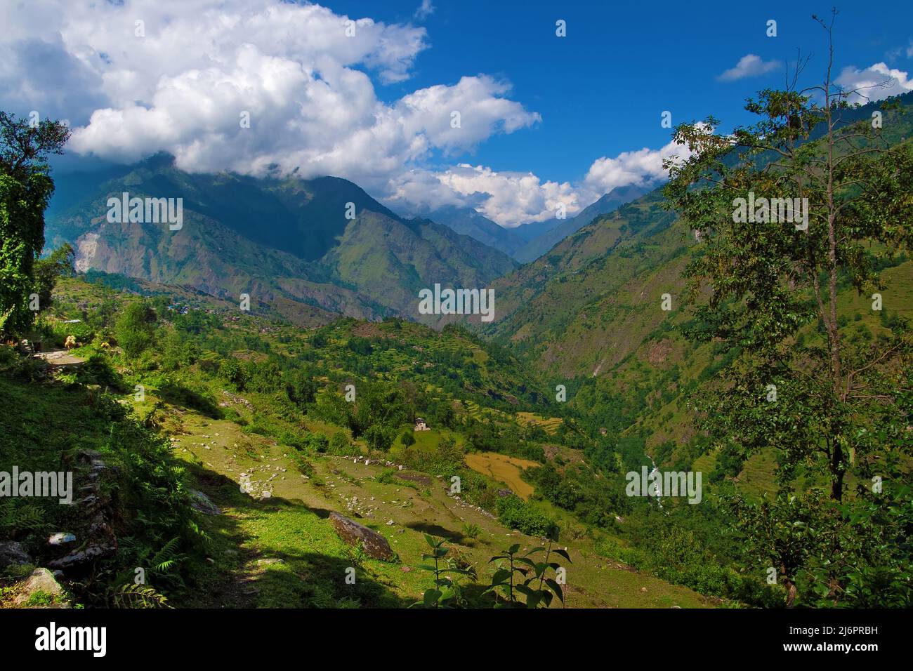 Bergblick auf die Tatopani-Region während des Trekkings um Annapurna (Annapurna Circuit), Himalaya, Nepal. Stockfoto