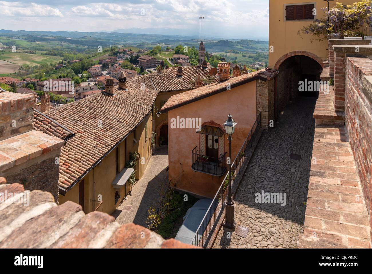 Monforte d'Alba, langhe, Italien - 02. Mai 2022: Panoramablick über die Dächer und die alten mittelalterlichen Straßen der Altstadt von Monforte d'Alba und ich Stockfoto