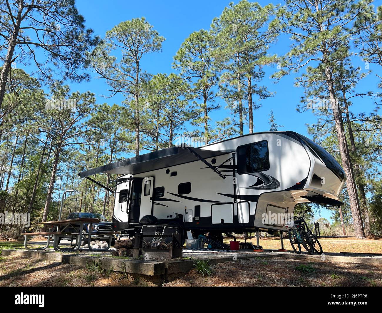 Ein Geländewagen steht für Camping im Jack Hill State Park, einem beliebten Golfziel im Südosten der Vereinigten Staaten, zur Verfügung. Stockfoto