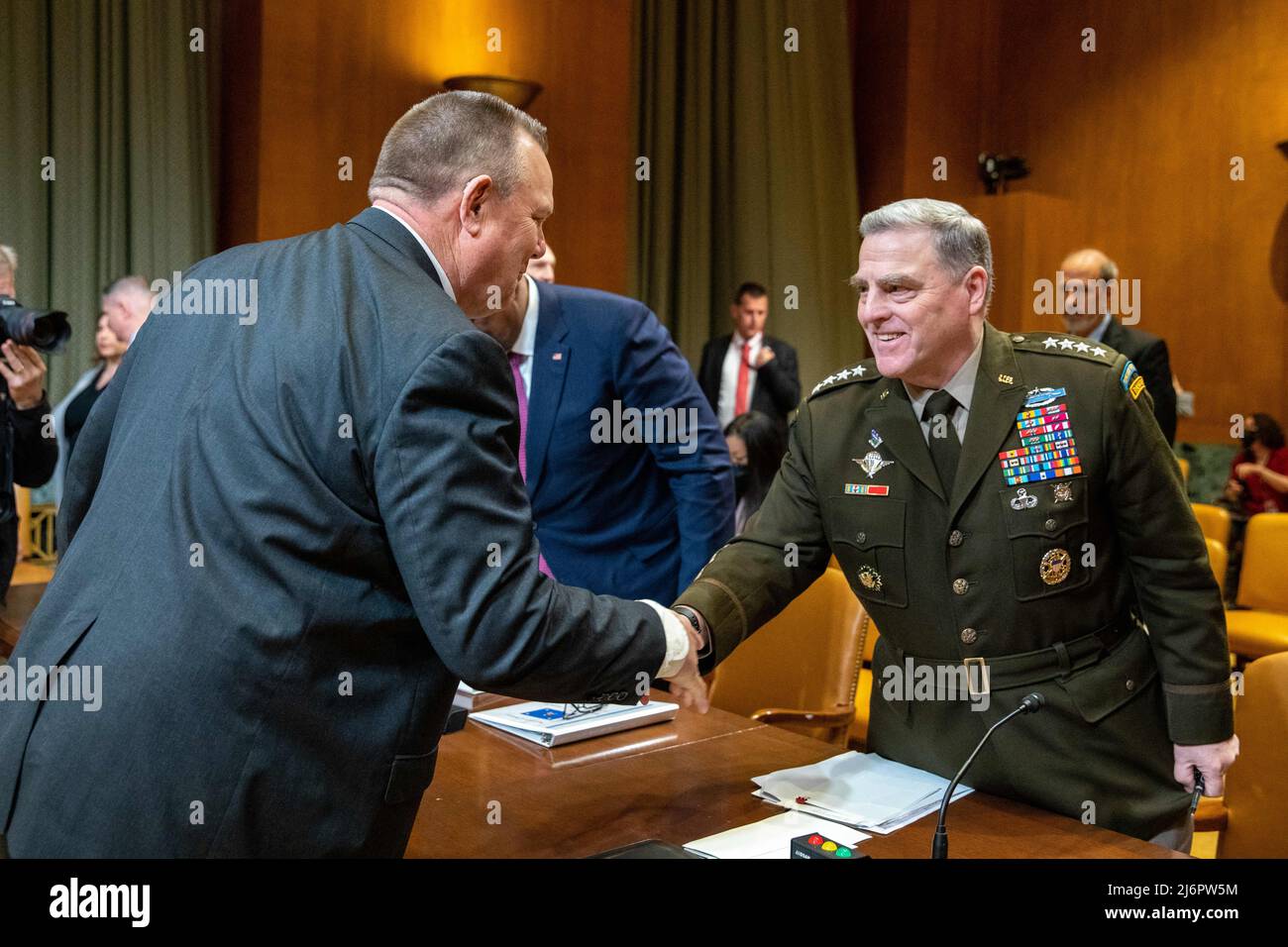 WASHINGTON, D.C., 3. Mai Senator Jon Tester, DMontana, schüttelt sich