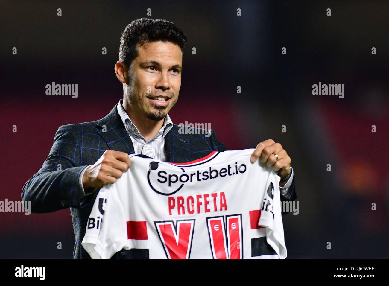 São PAULO, BRASILIEN - MAI 2: Der brasilianische Fußballspieler Hernanes gibt seinen Rücktritt vom Fußball nach einer 18-jährigen Karriere bekannt. Zu seiner Karriere gehörten unter anderem Zaubersprüche bei São Paulo F.C, Lazio, Inter Mailand und Juventus. Der Mittelfeldspieler erhält vor dem Campeonato Brasileiro Série Am 2. Mai 2022 im Morumbi Stadium in Sao Paulo, Brasilien, eine Hommage an Ein 2022-Match zwischen São Paulo F.C und Santos F.C. (Foto von Leandro Bernardes/PxImages) Stockfoto