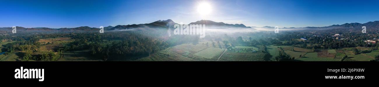 Luftaufnahme von Pai bei Sonnenaufgang mit Nebel in Mae Hong Son, Thailand. Hochwertige Fotos Stockfoto