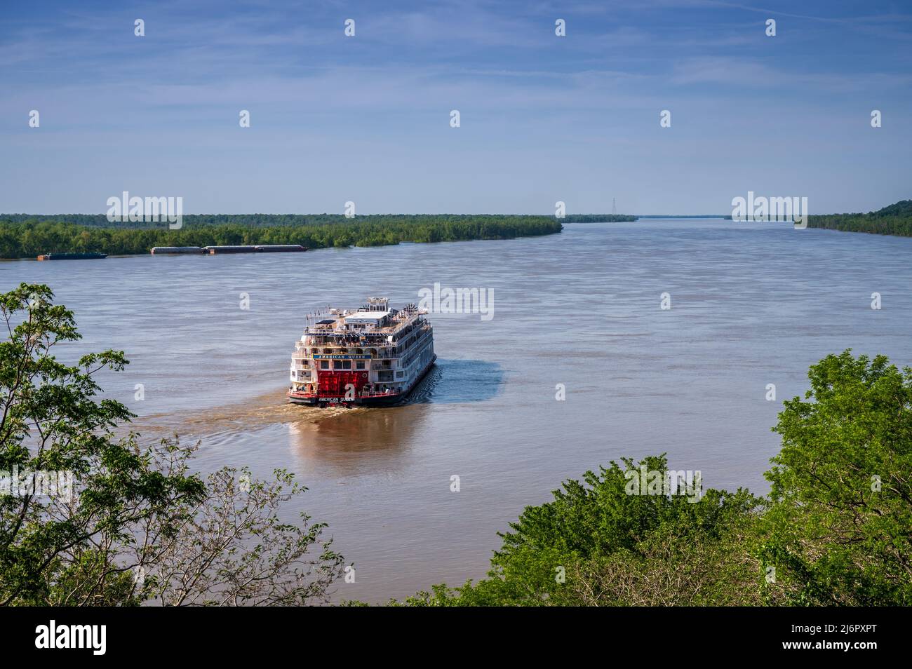 American Queen Steamboat-Raddampfer auf dem Mississippi River mit Abfahrt in Natchez, MS, USA. Stockfoto