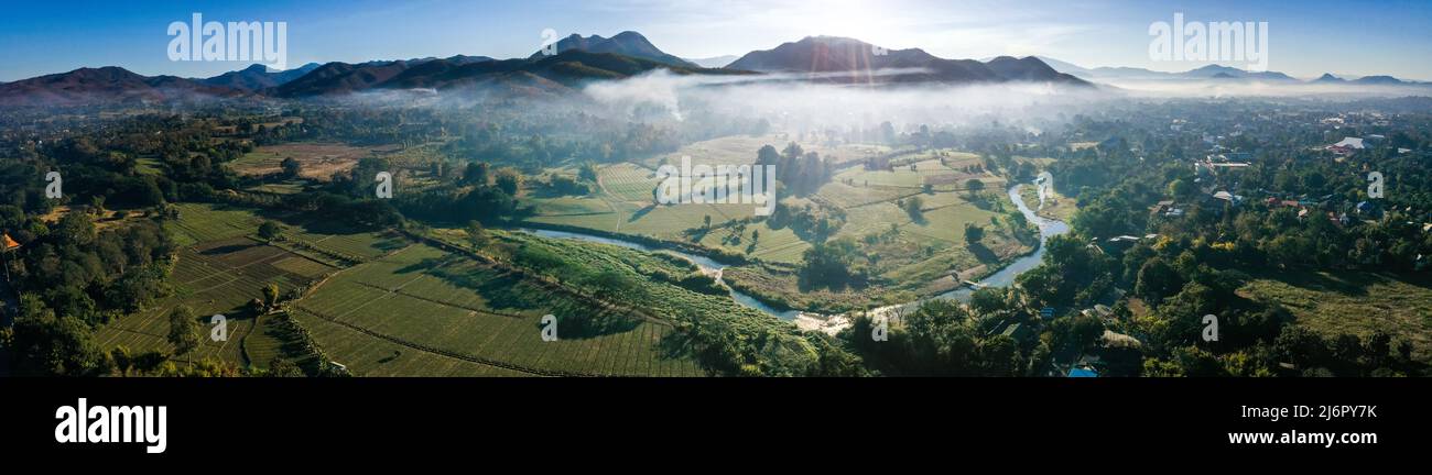 Luftaufnahme von Pai bei Sonnenaufgang mit Nebel in Mae Hong Son, Thailand. Hochwertige Fotos Stockfoto