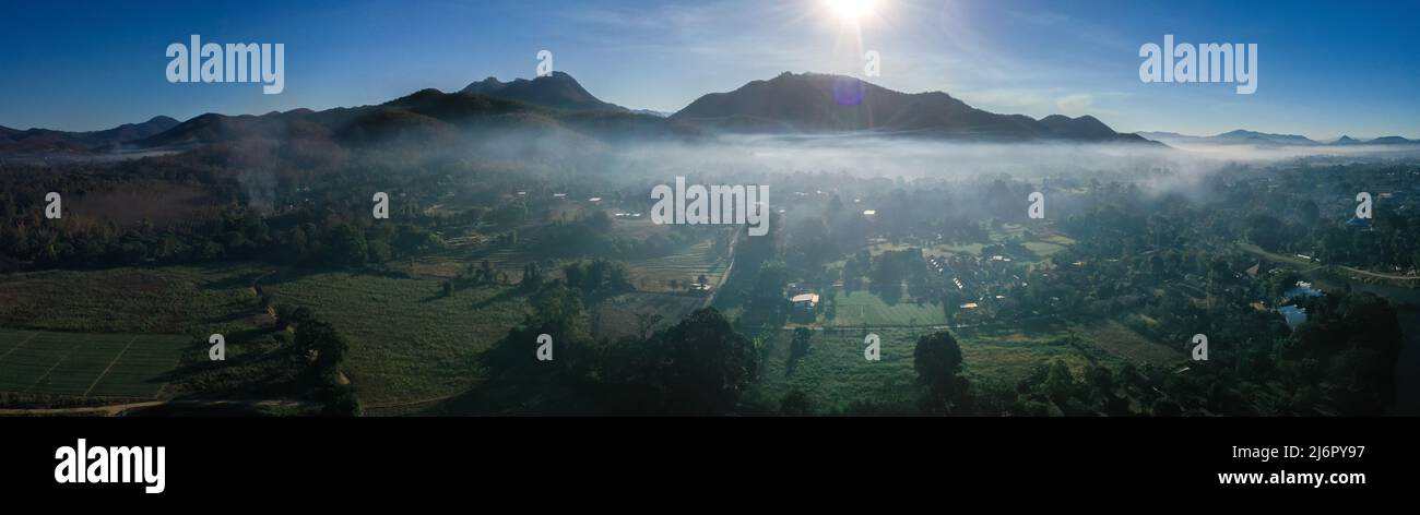 Luftaufnahme von Pai bei Sonnenaufgang mit Nebel in Mae Hong Son, Thailand. Hochwertige Fotos Stockfoto
