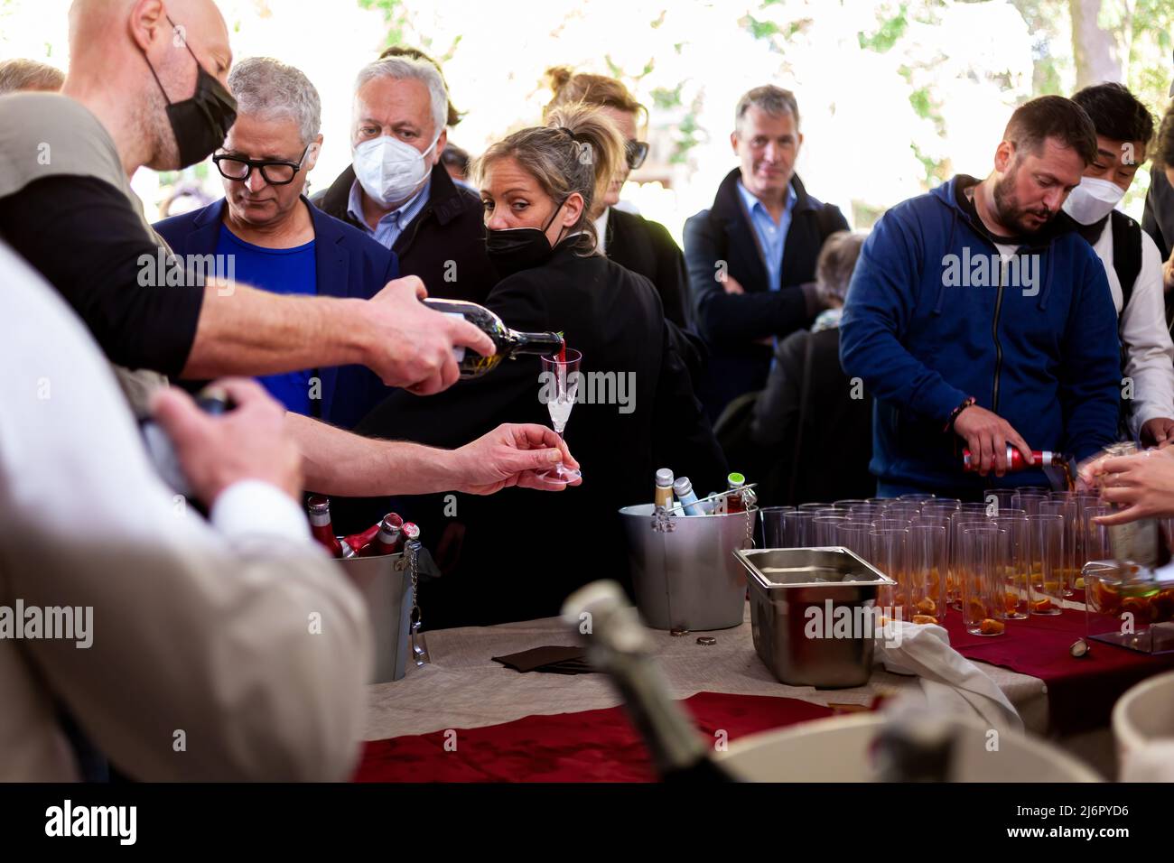 Venedig, Italien - April, 20: Der Kellner gießt italienischen Sekt während einer Party am 20. April 2022 Stockfoto