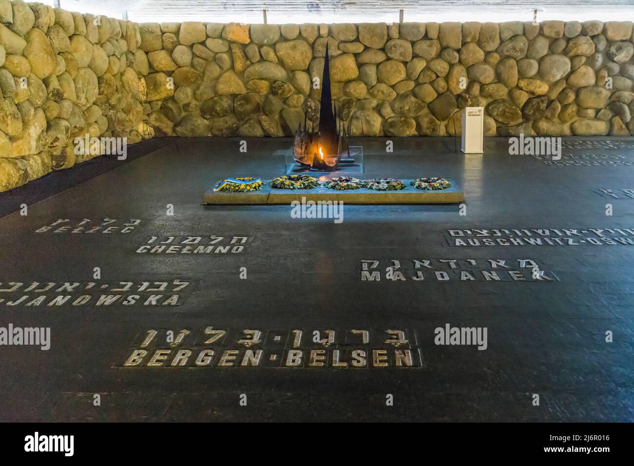 JERUSALEM, ISRAEL - 24. SEPTEMBER 2017: Dies ist das ewige Feuer in der Gedenkhalle des Holocaust-Museums (Yad Vashem). Stockfoto