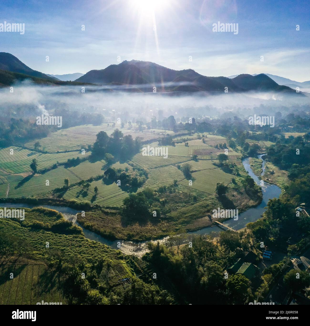 Luftaufnahme von Pai bei Sonnenaufgang mit Nebel in Mae Hong Son, Thailand. Hochwertige Fotos Stockfoto