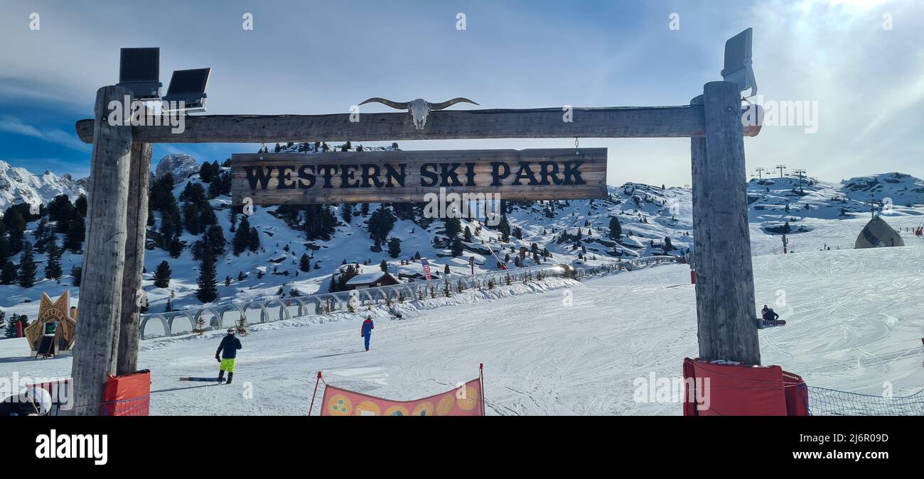 Courchevel, Frankreich - Februar 3 2022: Amerikanisches Holzeingangsschild mit Totenkopf eines Steinbockes zum 'Western Ski Park' auf der Piste in Courchevel, Frankreich Stockfoto