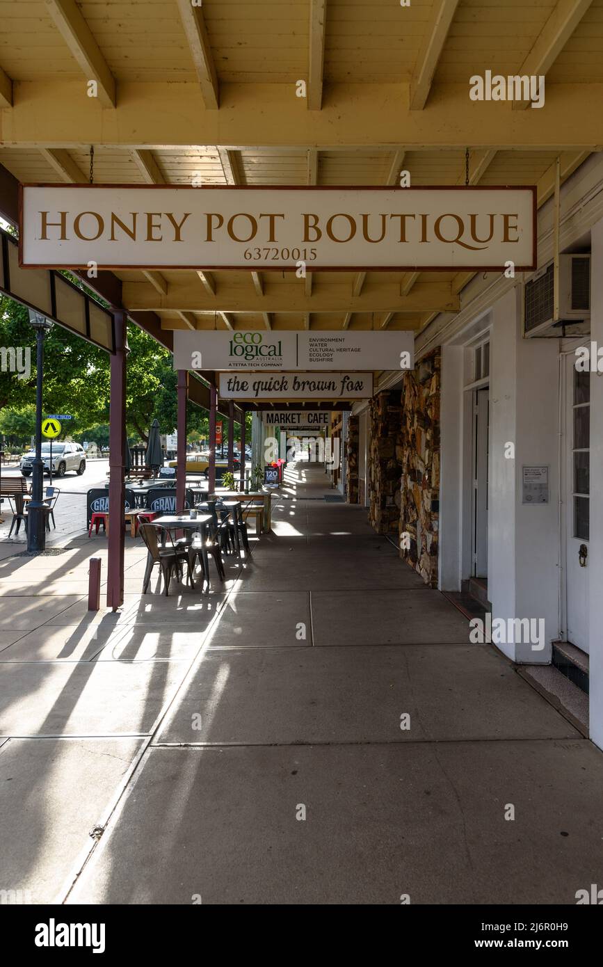 Blick auf den Bürgersteig entlang der Market Street in Mudgee, New South Wales Stockfoto