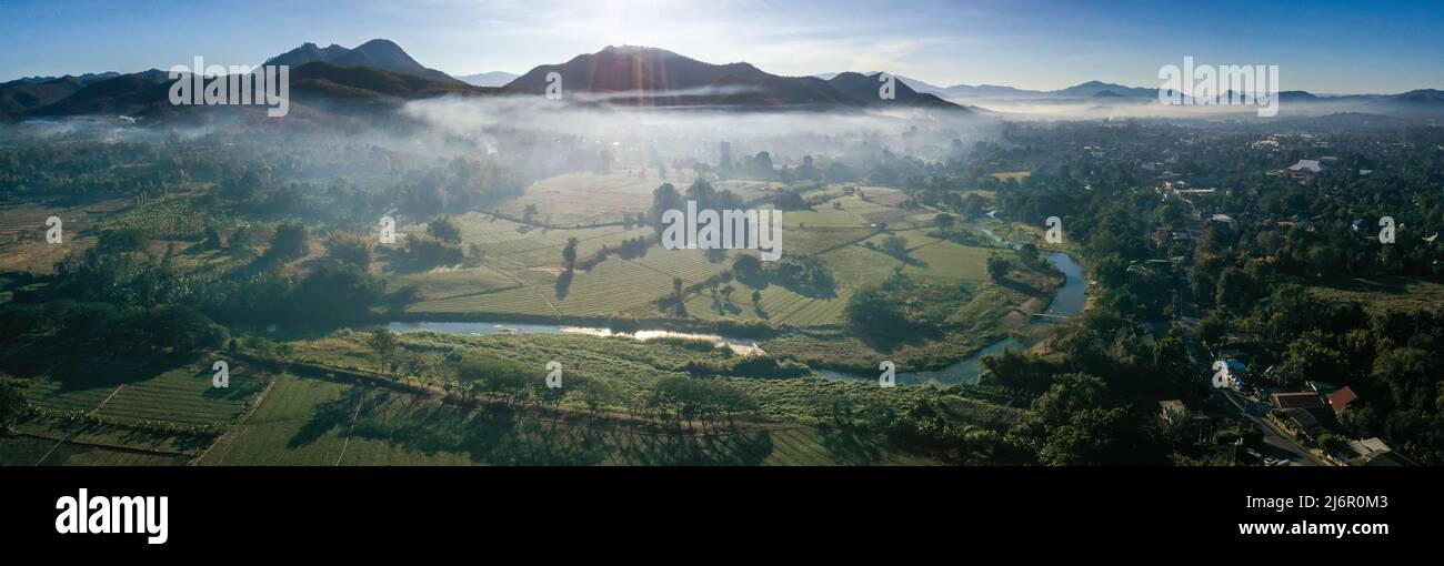 Luftaufnahme von Pai bei Sonnenaufgang mit Nebel in Mae Hong Son, Thailand. Hochwertige Fotos Stockfoto