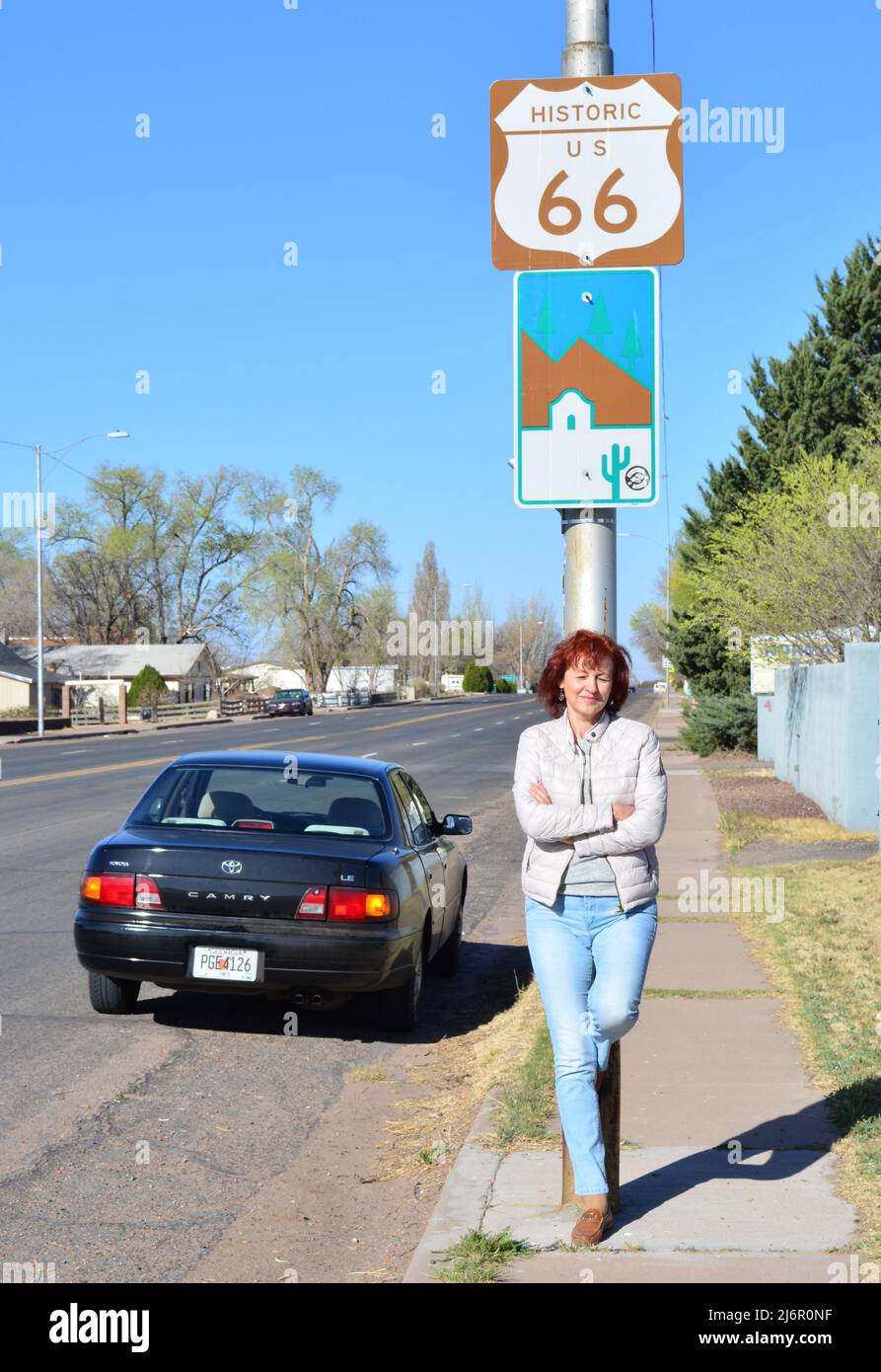 Fahren Sie am Postweg mit dem Straßenschild der Route 66 Stockfoto