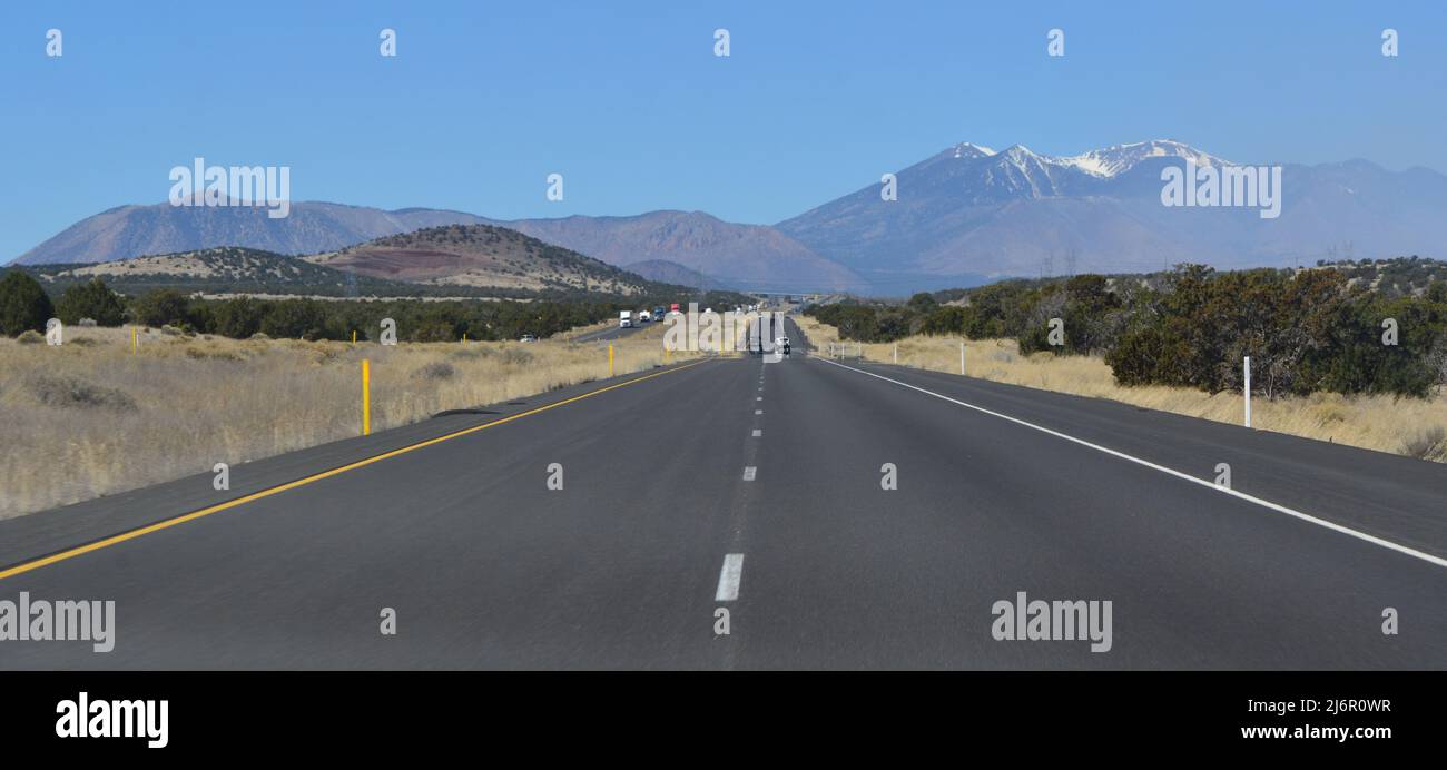 Landschaftlich schöne Straße in der Wüste in Arizona Stockfoto