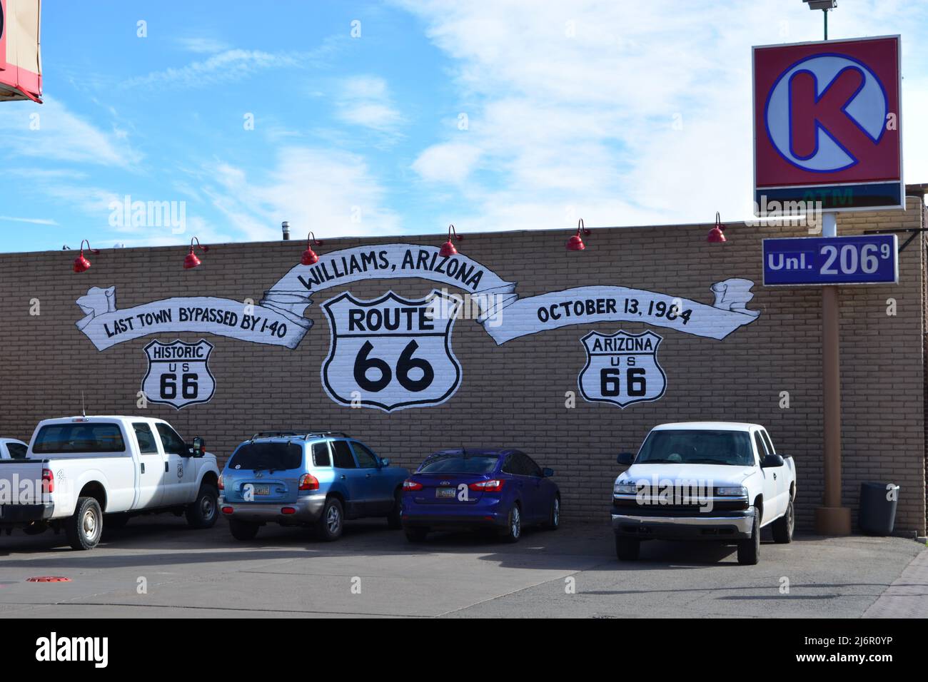 Schild Route 66 an der Wand in Williams, Arizona Stockfoto