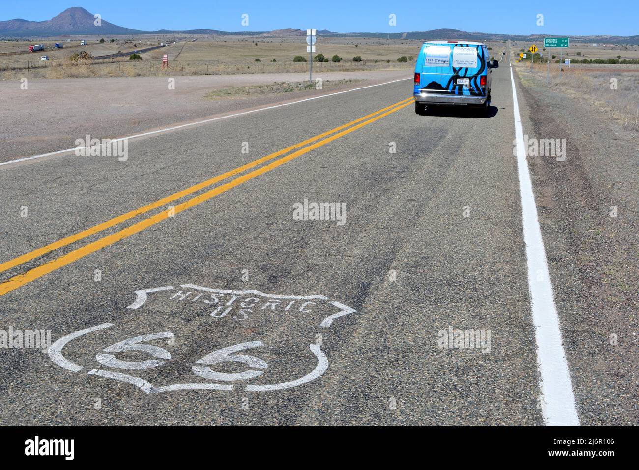 Die verlassene Straße auf der Route 66 in Arizona mit dem Schild Route 66 Stockfoto