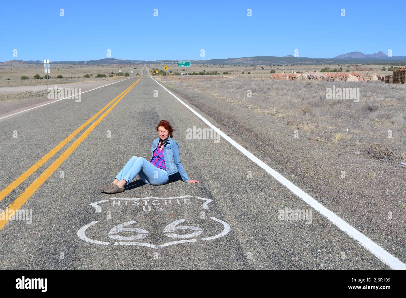 Die verlassene Straße auf der Route 66 in Arizona mit dem Schild Route 66 Stockfoto