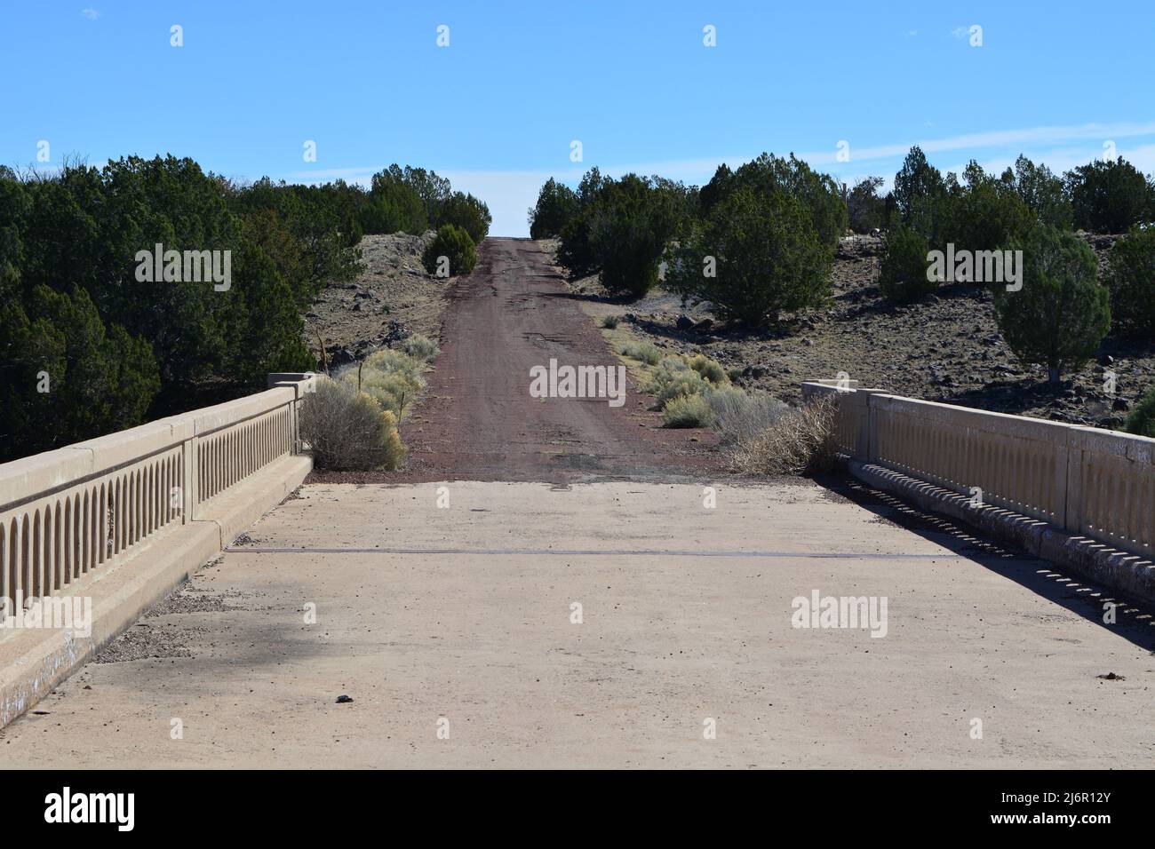 Die verlassene alte Straße auf der Route 66 in Arizona Stockfoto