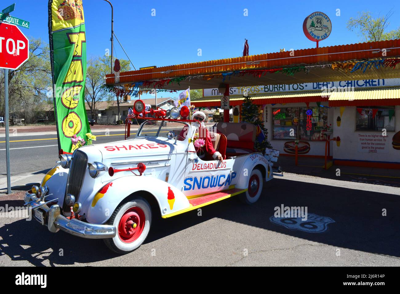 Retro-Auto in Seligman vor einem rerto-Handelsposten Stockfoto