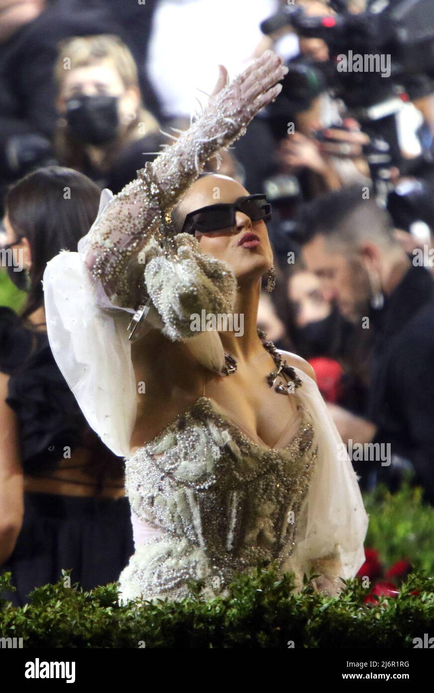 NEW YORK, NEW YORK - 02. MAI: Rosalia bei der Met Gala 2022 zur Feier von „in America: An Anthology of Fashion“ im Metropolitan Museum of Art am 02. Mai 2022 in New York City. Kredit: RW/MediaPunch Stockfoto