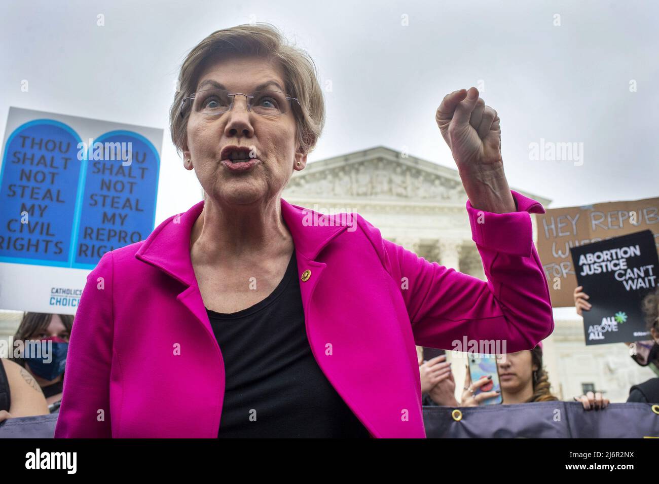 Sen. Elizabeth Warren, D-MA, schließt sich Abtreibungsrechtlern an Demonstranten singen vor dem Obersten Gerichtshof der USA, nachdem ein Entwurf einer Mehrheitsmeinung von Richter Samuel Alito veröffentlicht wurde, der sich darauf vorbereitet, dass das Gericht Roe v. Wade am Dienstag, den 3. Mai 2022, in Washington, D.C. umstürzen soll.Foto: Bonnie Cash/UPI Stockfoto