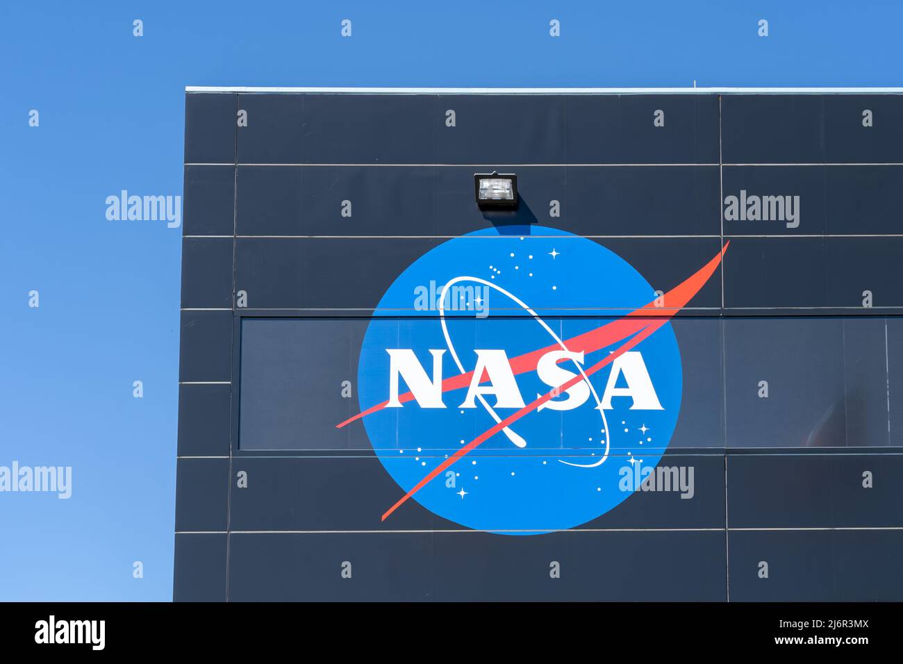 Houston, TX, USA - 12. März 2022: Nahaufnahme des NASA-Logos auf dem Gebäude im Space Center Houston. Die NASA ist eine Agentur der US-Bundesregierung. Stockfoto