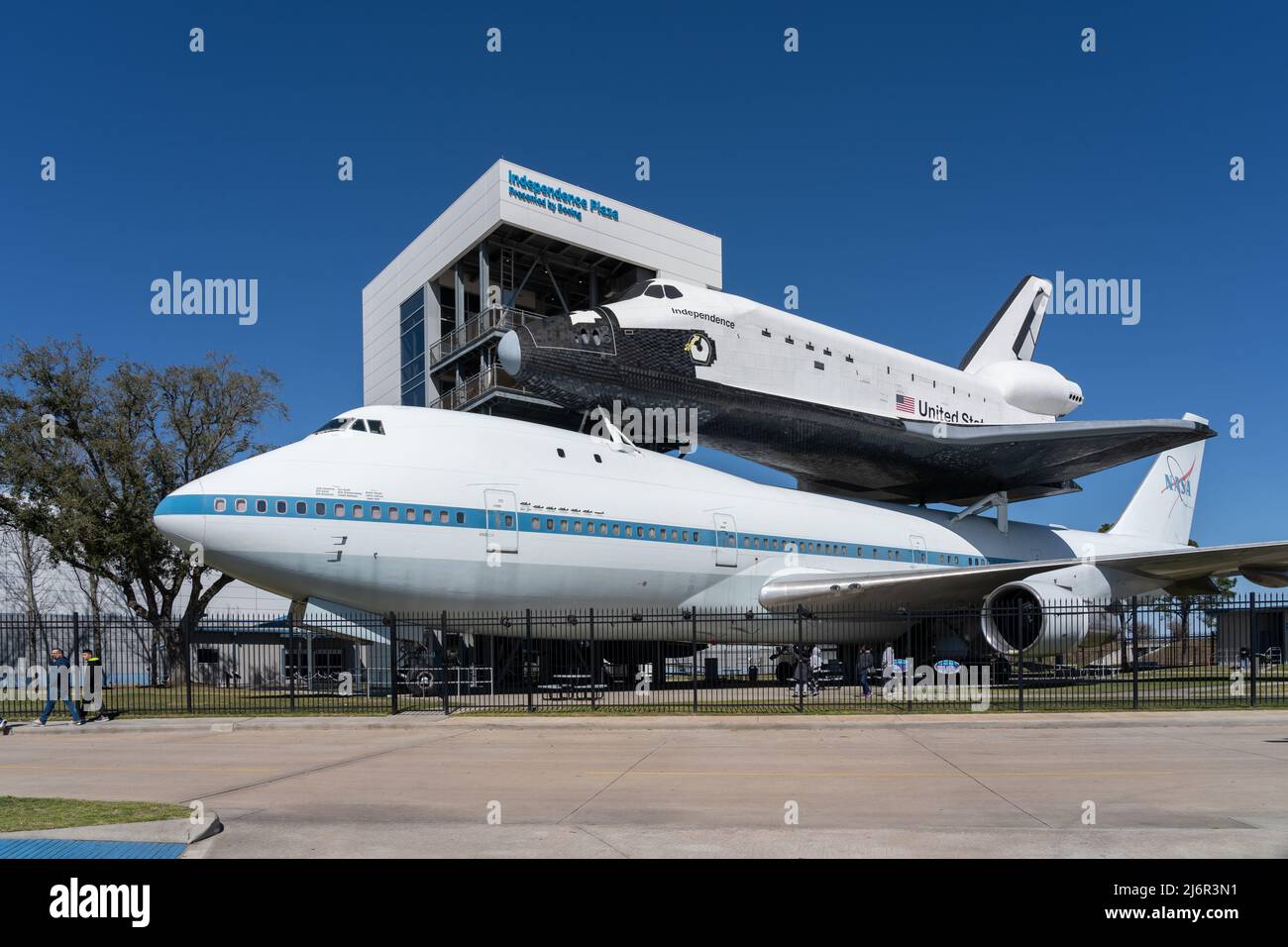 Houston, Texas, USA - 12. März 2022: Boeing 747-123 ‘N905NA’ mit nachgebauten Space Shuttle Orbiter „Independence“ auf der Independence Plaza im Space Center Stockfoto