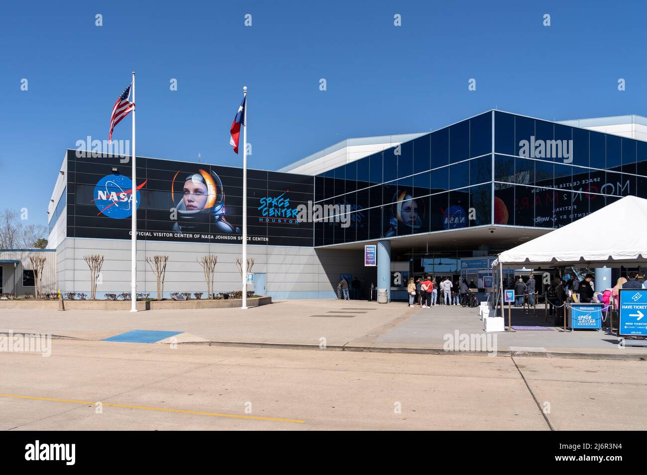 Houston, TX, USA - 12. März 2022: Der Eingang zum Space Center Houston, Texas, USA. Space Center Houston ist ein Zentrum für Wissenschaft und Raumfahrt. Stockfoto