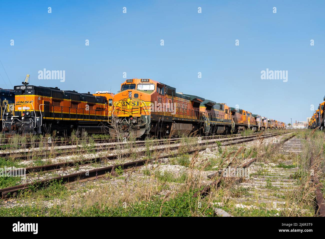 Galveston, Texas, USA - 12. März 2022: Viele Lokomotiven lagern auf einer Eisenwerft in Galveston, Texas, USA. Stockfoto