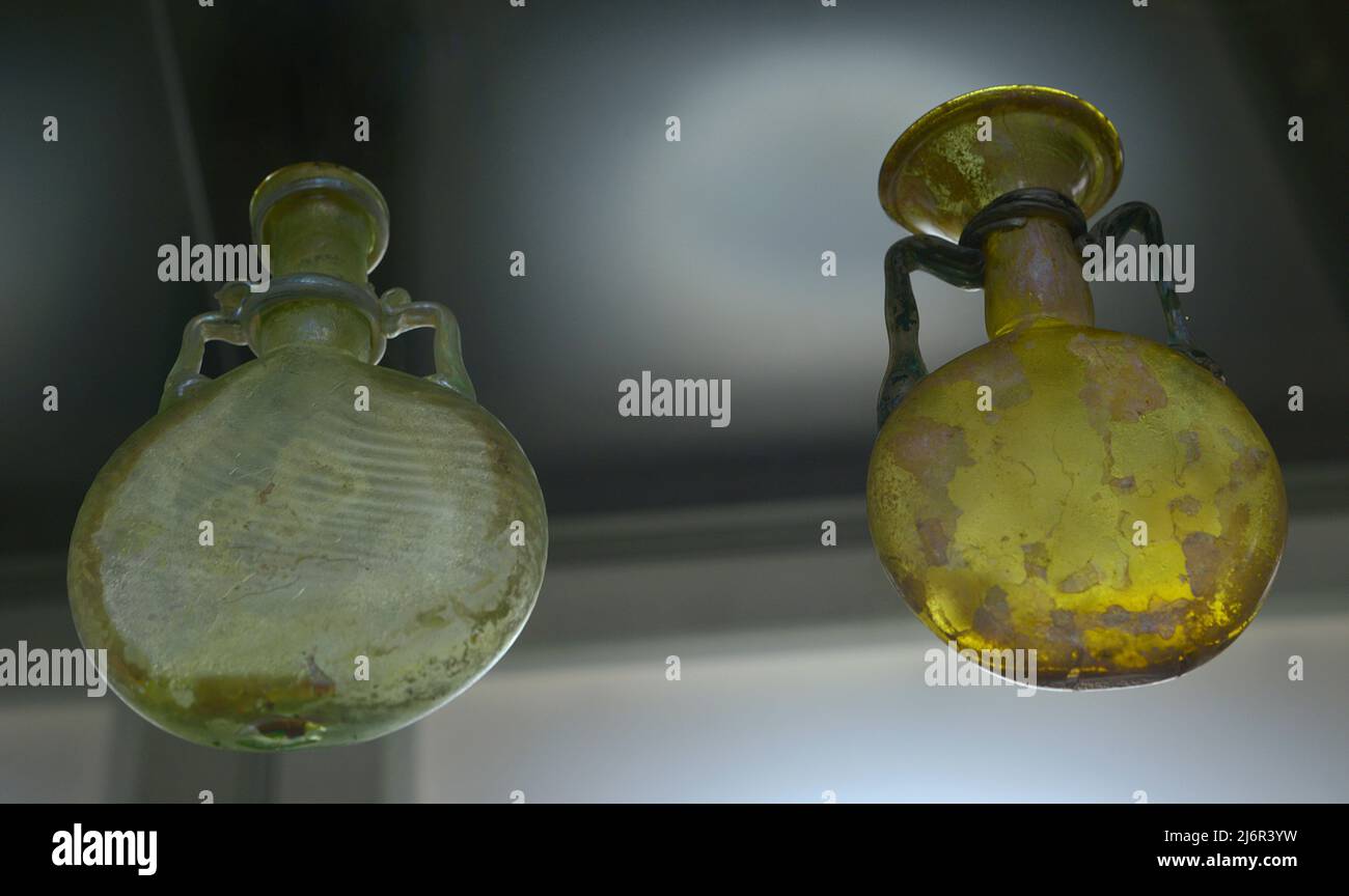 Römische Gläser. Links: 3.-4. Jahrhunderte. Rechts: 4. Jahrhundert. Calouste Gulbenkian Museum. Lissabon, Portugal. Stockfoto