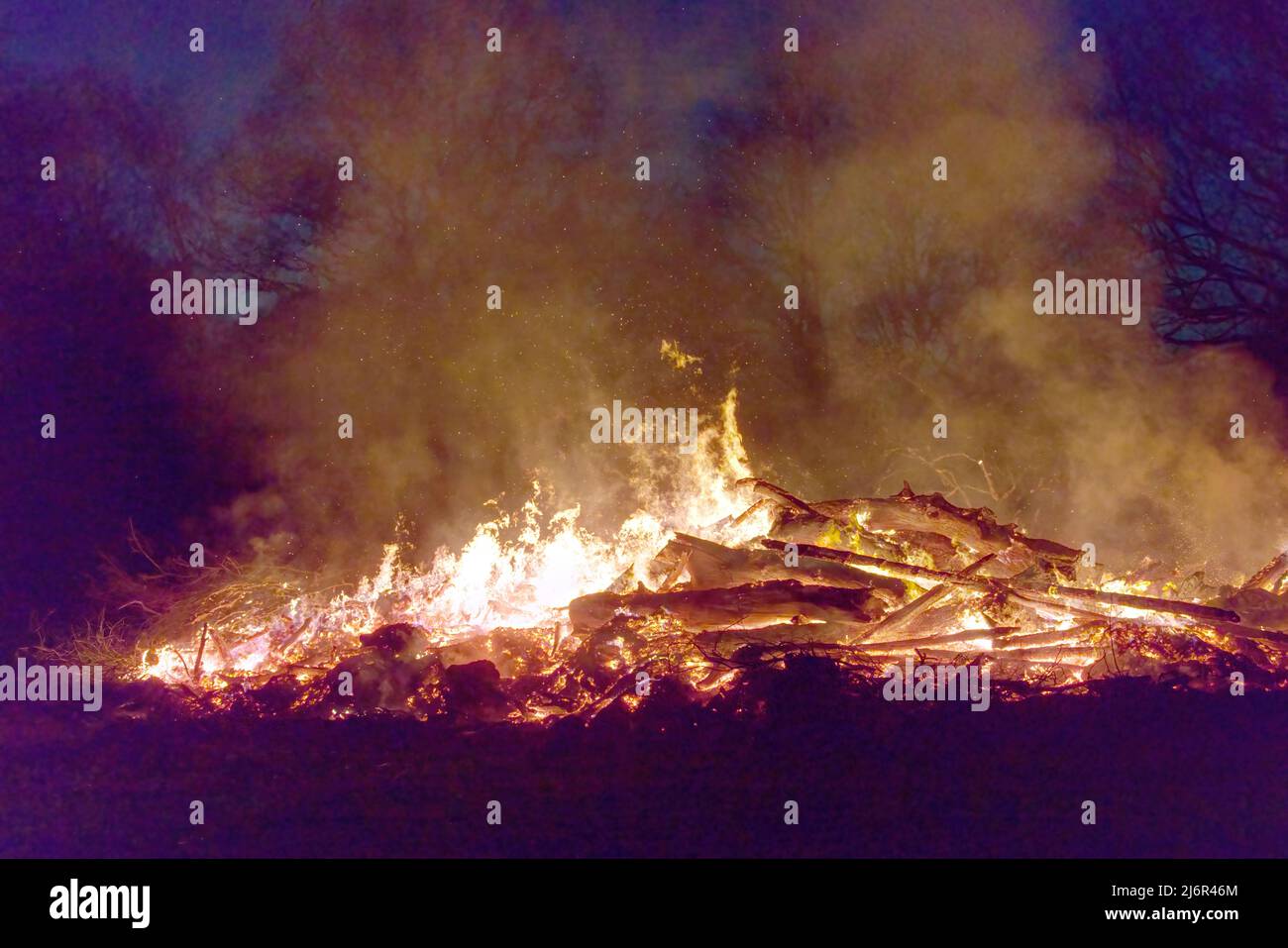 Nachtaufnahme eines osterfeuers Stockfoto