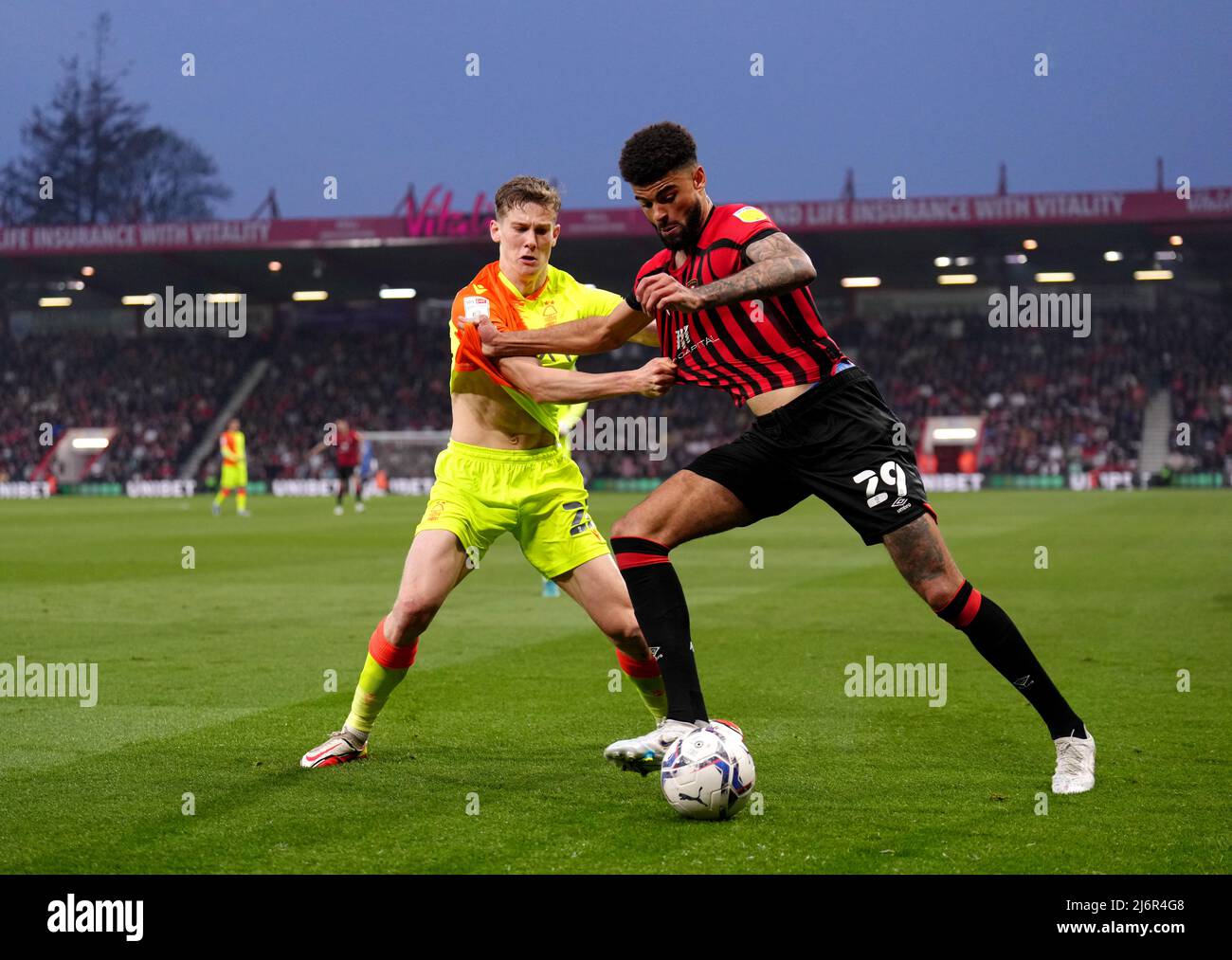 Bournemouth's Philip Billing (rechts) und Nottingham Forest's Ryan Yates kämpfen während des Sky Bet Championship-Spiels im Vitality Stadium, Bournemouth, um den Ball. Bilddatum: Dienstag, 3. Mai 2022. Stockfoto