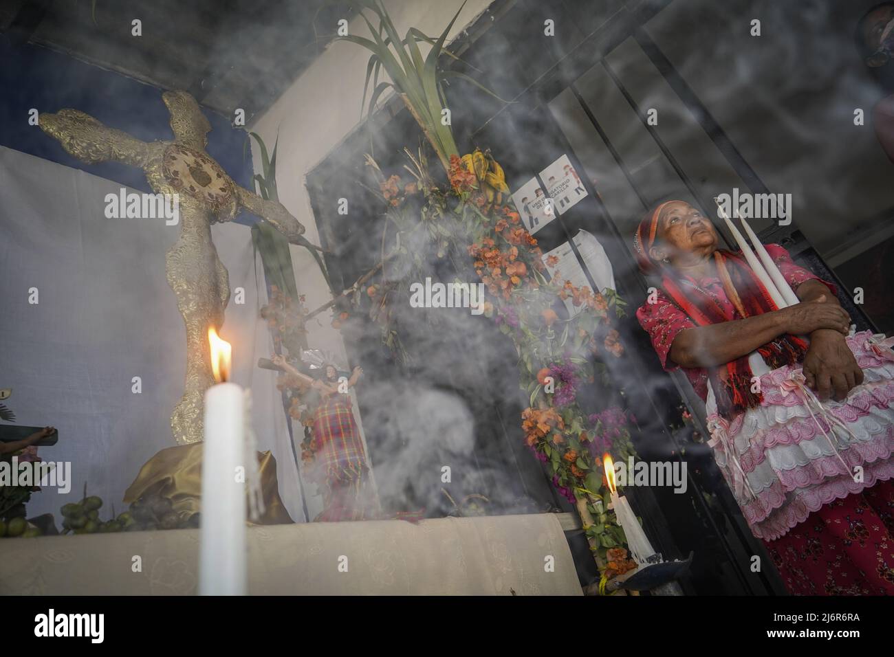 03. Mai 2022, El Salvador, Panchimalco: Eine Frau betet neben einem Altar während des „Kreuzfestes“, das jährlich am 3. Mai gefeiert wird. Foto: Camilo Freedman/dpa Stockfoto