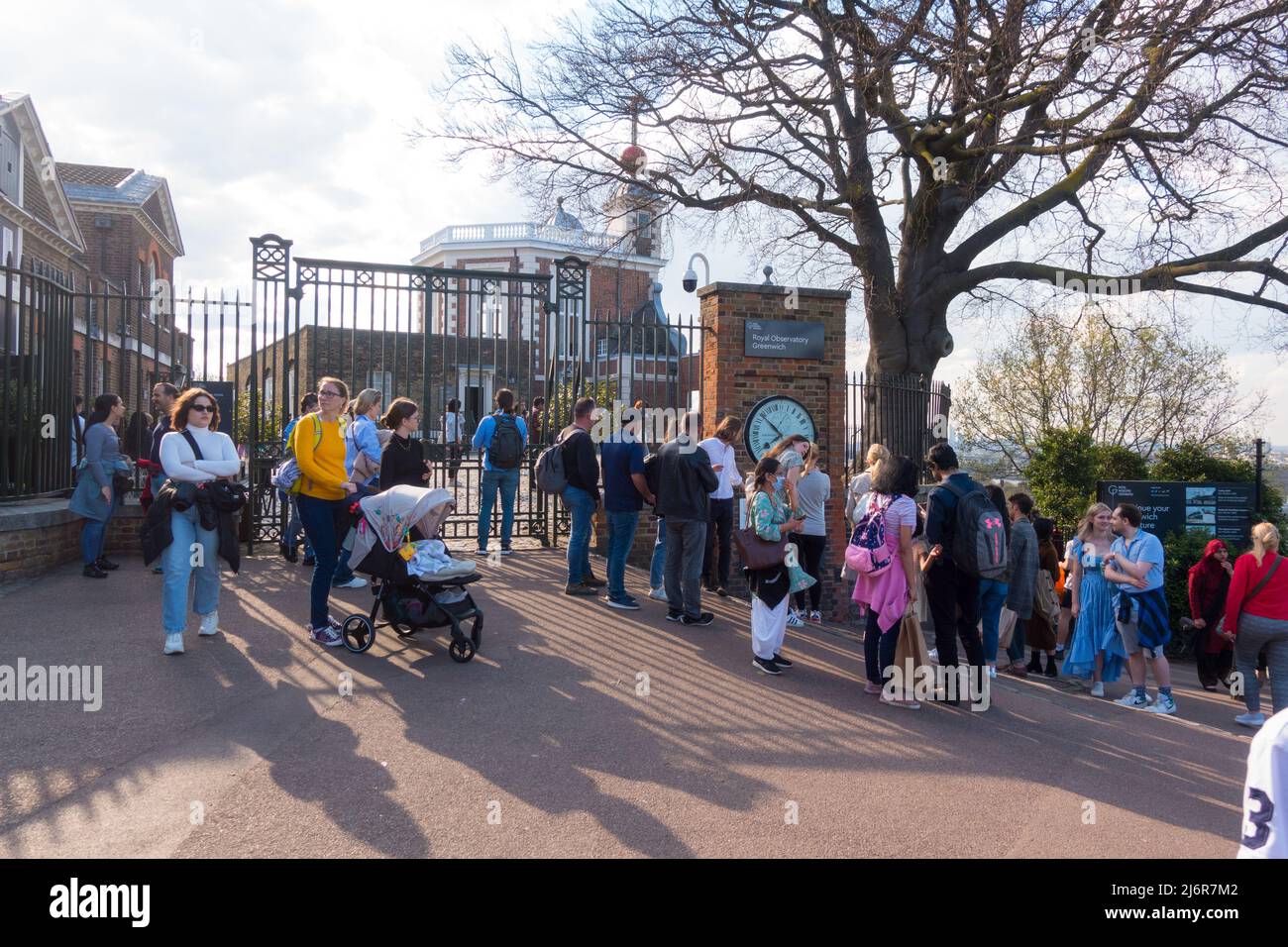 Besucher am Eingang des Greenwich Royal Observatoriums mit Blick auf die Stockfoto