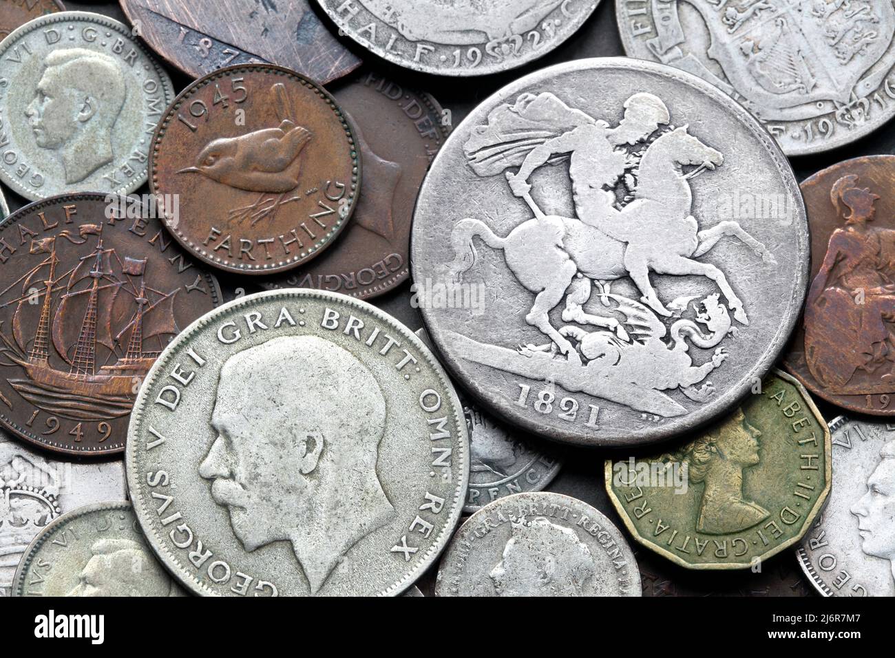 Eine Auswahl alter britischer Münzen aus dem 19. Und 20. Jahrhundert, darunter eine silberne Krone aus dem Jahr 1821 aus der Regierungszeit von George IV Stockfoto