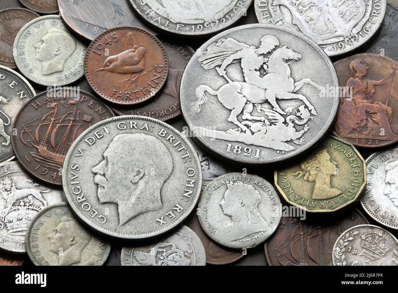Eine Auswahl alter britischer Münzen aus dem 19. Und 20. Jahrhundert, darunter eine silberne Krone aus dem Jahr 1821 aus der Regierungszeit von George IV Stockfoto