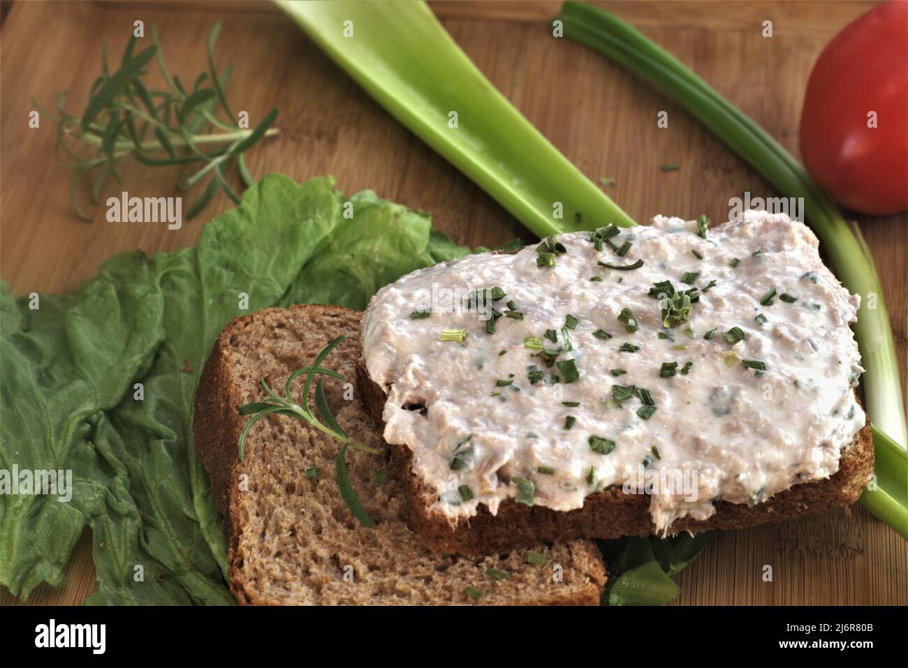 Thunfisch-Salat und Schnittlauch-Sandwich auf Weizenbrot, Salat, Tomaten grüne Zwiebel und Sellerie-Stick. Stockfoto